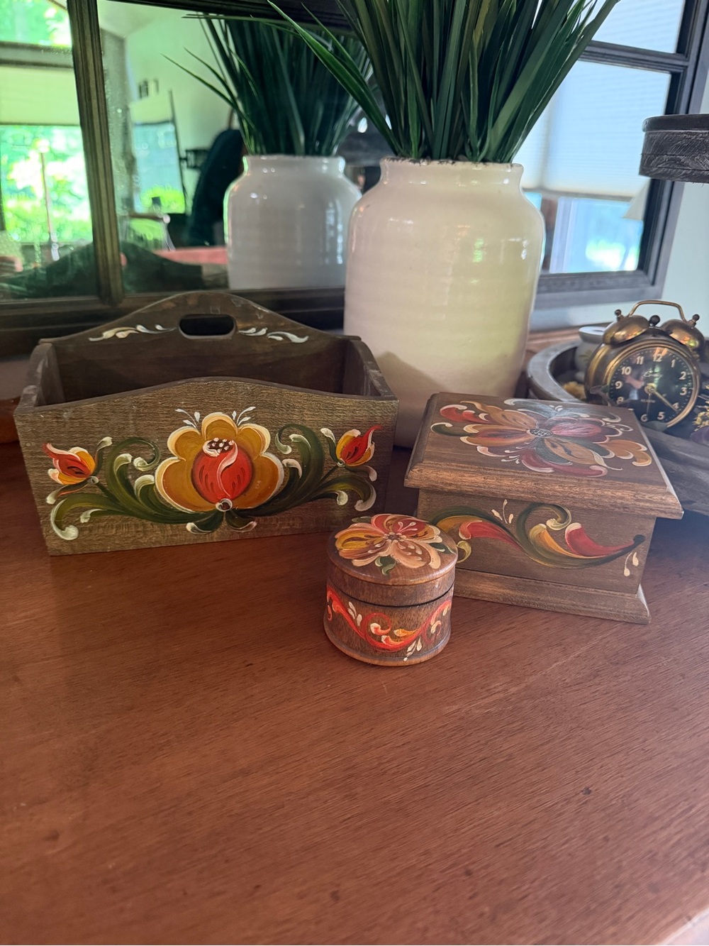 The sweetest hand-painted vintage folk art wood pieces 🌿🤎 - Picture 9 of 9